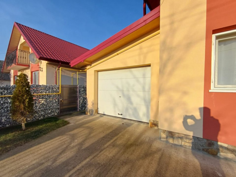 CASA CU 4 CAMERE IN VOINESTI , 1000 MP DE TEREN 