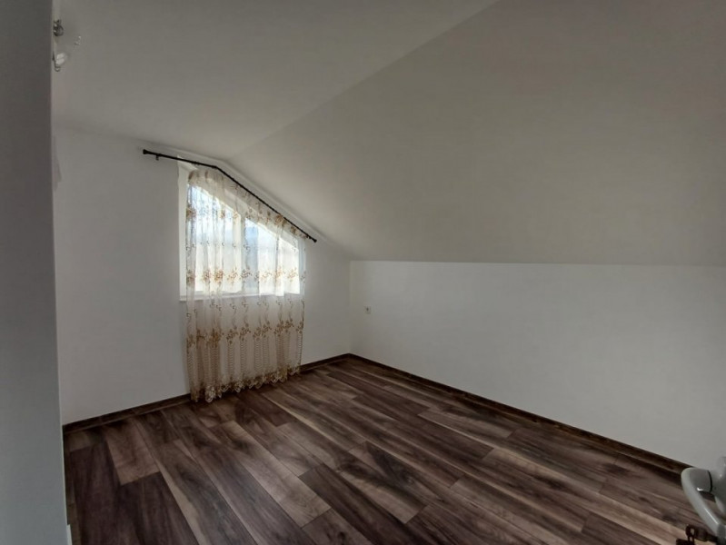CASA CU 4 CAMERE IN VOINESTI , 1000 MP DE TEREN 