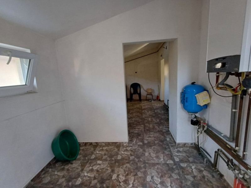 CASA CU 4 CAMERE IN VOINESTI , 1000 MP DE TEREN 