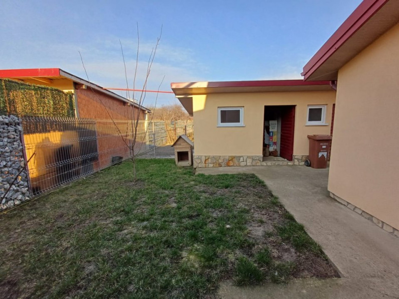 CASA CU 4 CAMERE IN VOINESTI , 1000 MP DE TEREN 