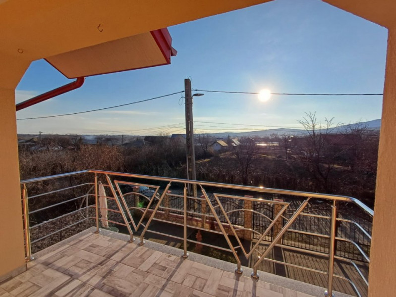 CASA CU 4 CAMERE IN VOINESTI , 1000 MP DE TEREN 
