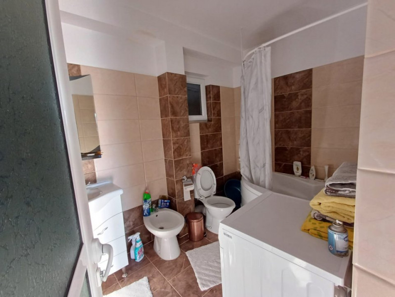 CASA CU 4 CAMERE IN VOINESTI , 1000 MP DE TEREN 
