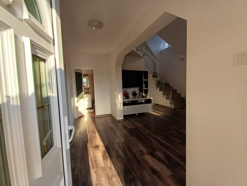 CASA CU 4 CAMERE IN VOINESTI , 1000 MP DE TEREN 