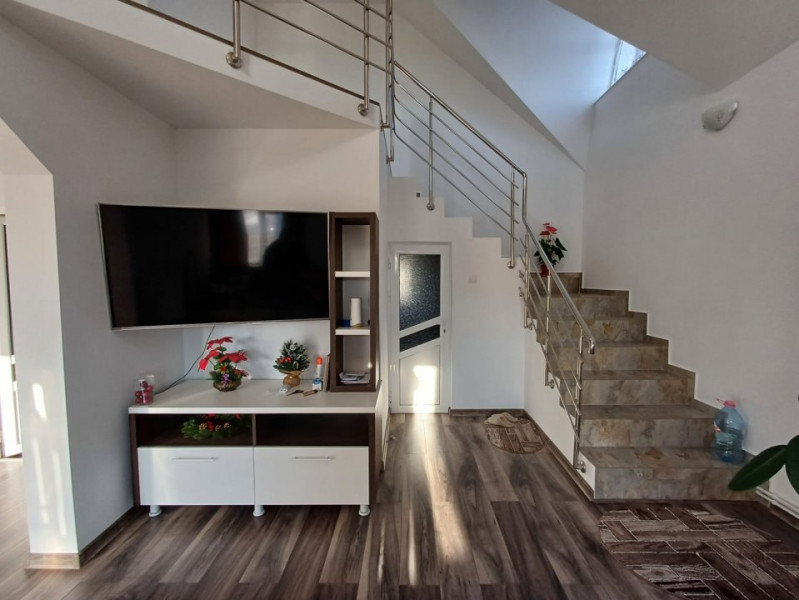 CASA CU 4 CAMERE IN VOINESTI , 1000 MP DE TEREN 