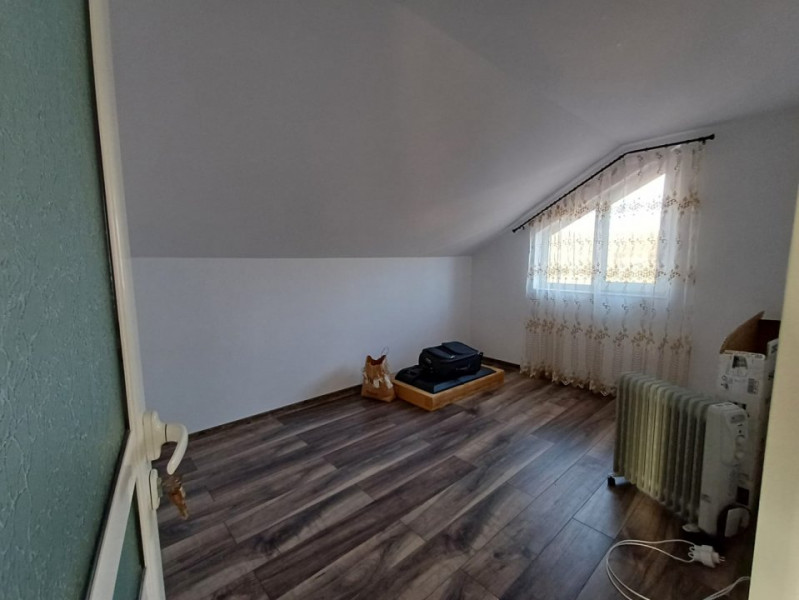 CASA CU 4 CAMERE IN VOINESTI , 1000 MP DE TEREN 