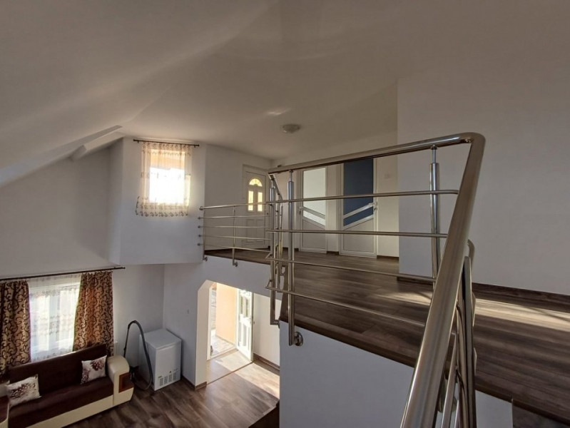 CASA CU 4 CAMERE IN VOINESTI , 1000 MP DE TEREN 