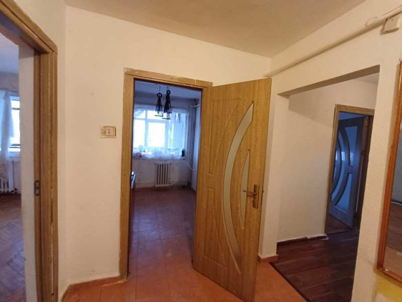 APARTAMENT 3 CAMERE DECOMANDAT, 70MP - PODU ROȘ, PIAȚA NICOLINA 