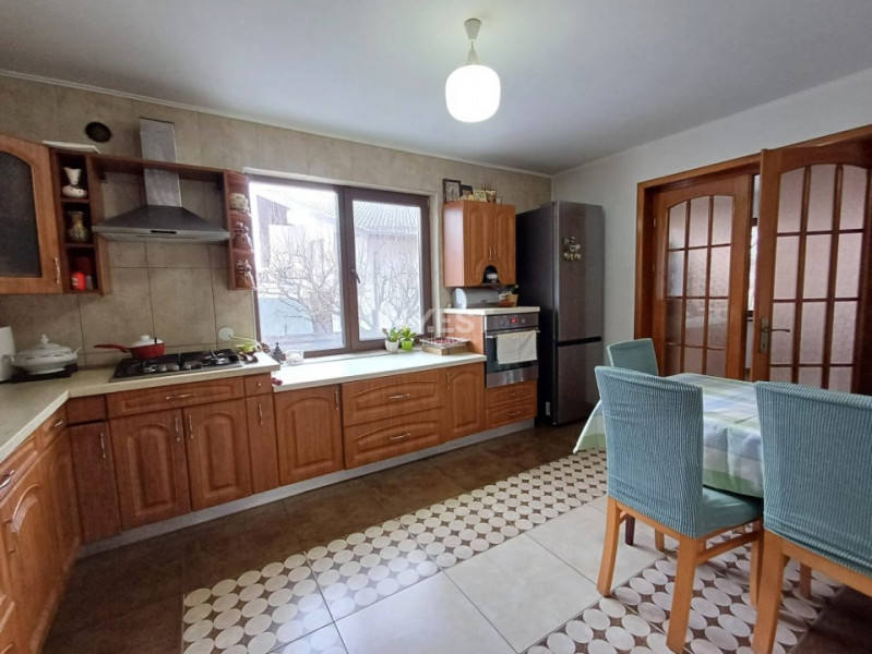 Vila cu  7 camere in Galata  cu toate utilitatile si  1200 mp de teren
