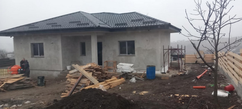 Casa cu 4 camere si 2 bai in zona Cogeasca-Letcani