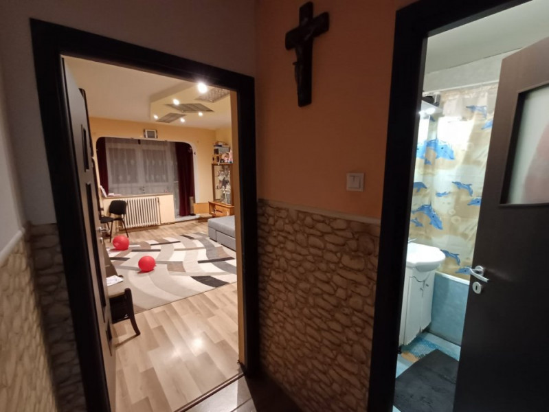 Apartament 3 camere si 2 bai, decomandat, zona Gara