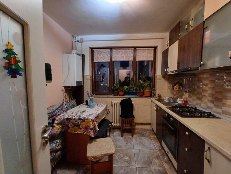 Apartament 3 camere si 2 bai, decomandat, zona Gara