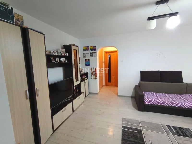Apartament 3 camere - etaj intermediar - Podu Roș 