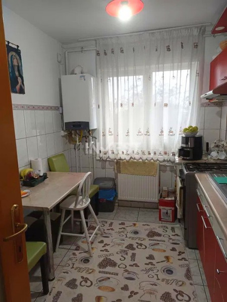 Apartament 3 camere - etaj intermediar - Podu Roș 