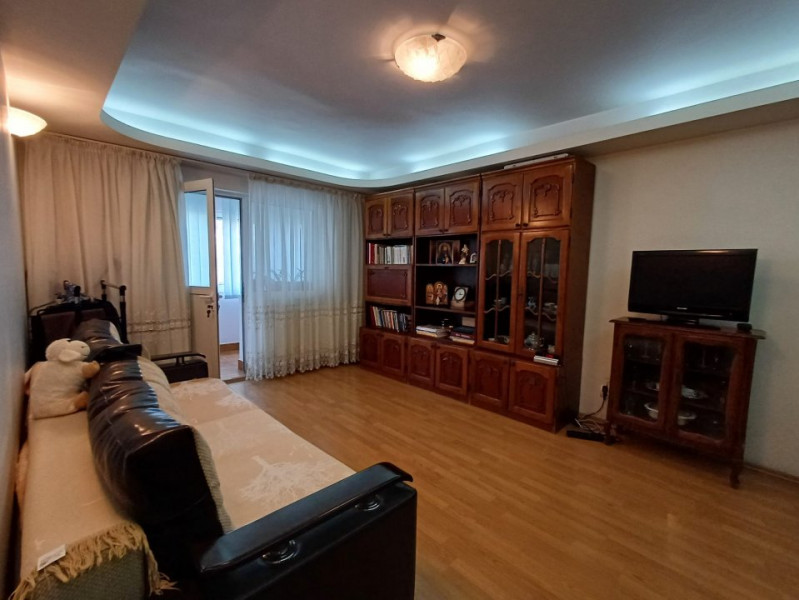 Vând apartament 4 camere – 82 mp, bloc 1986, boxă, uscător, zona Selgros