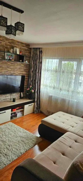 Apartament 3 camere - etajul 2 - Podu Roș, Primăverii 