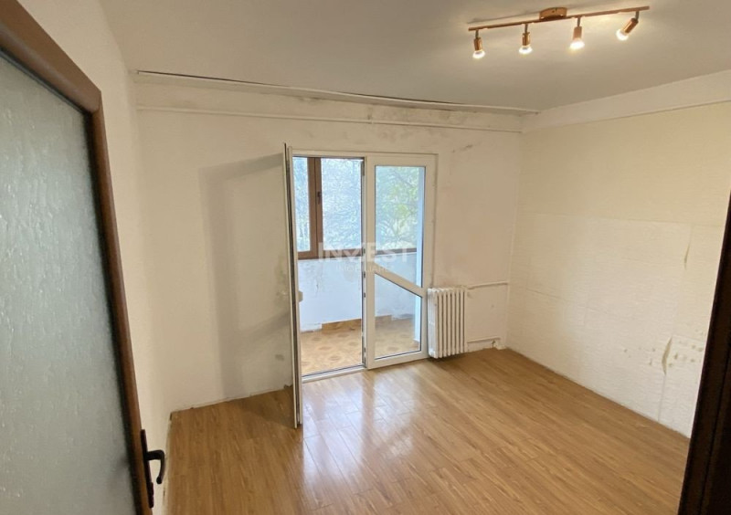 Apartament 4 camere decomandat, 81 mp, etaj 3/3 cu pod 