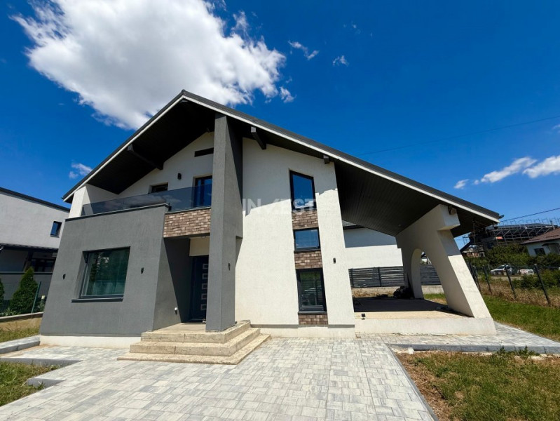 Vilă de vânzare cu design deosebit în cartierul Bucium