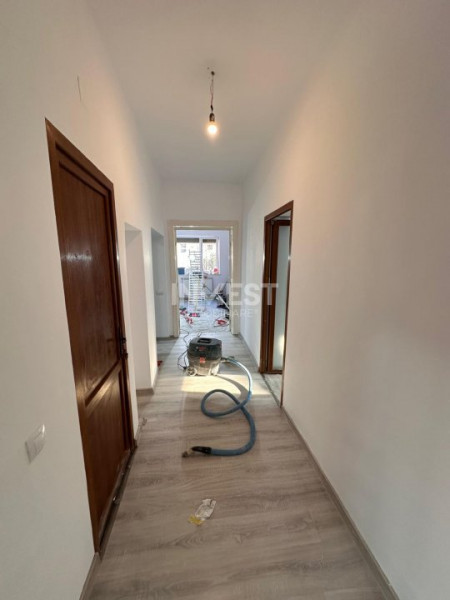 CENTRU- apartament 5 camere  etajul 1 