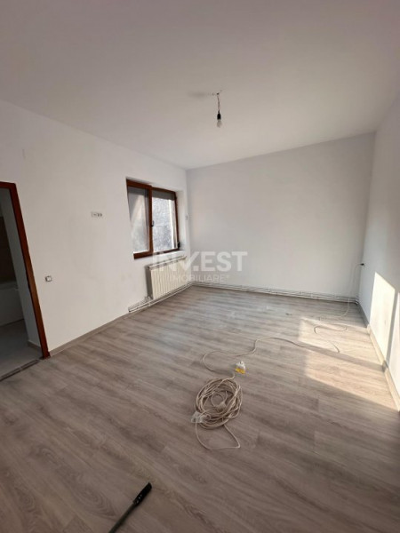 CENTRU- apartament 5 camere  etajul 1 