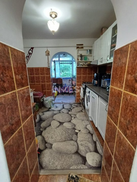 Apartament 3 camere decomandat, mobilat, centrală, beci + boxă – zona Frumoasa