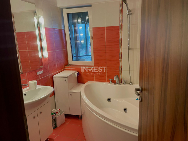 Apartament cu 3 camere- Podul de fier-Bloc Nou