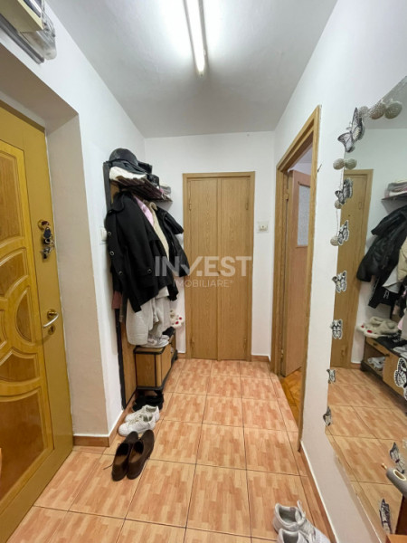 Apartament 2 camere-Podu Ros-Piata Nicolina-etaj intermediar