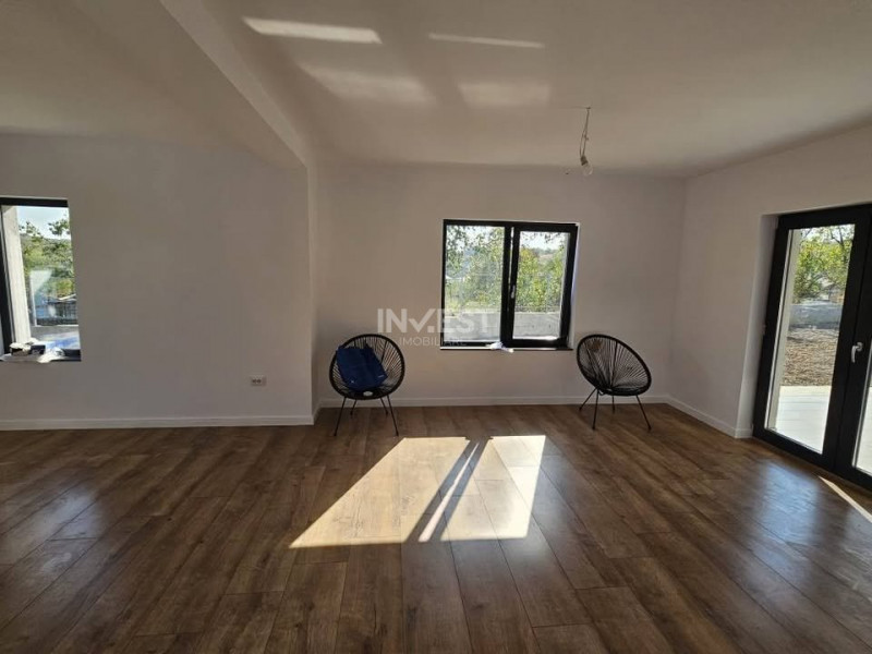 CASA INDIVIDUALA .4 CAMERE, 480 MP TEREN,  1km de Family Market Miroslava