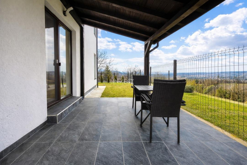 Vilă cu 5 camere și 3 băi situată în Bucium - Iași