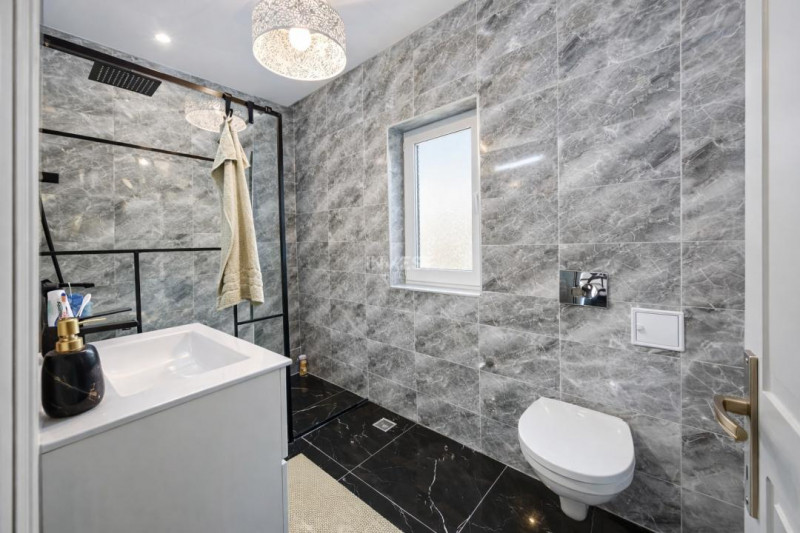 Vilă cu 5 camere și 3 băi situată în Bucium - Iași