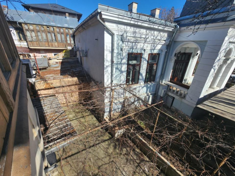 CASA CENTRU IASI, 7 CAMERE,  143 MP UTILI, 22 MP BECI, MAGAZIE SI GARAJ