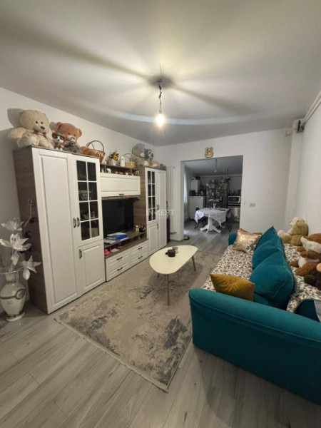 Apartament 3 camere , semidecomandat, loc de parcare si curte de 89 mp