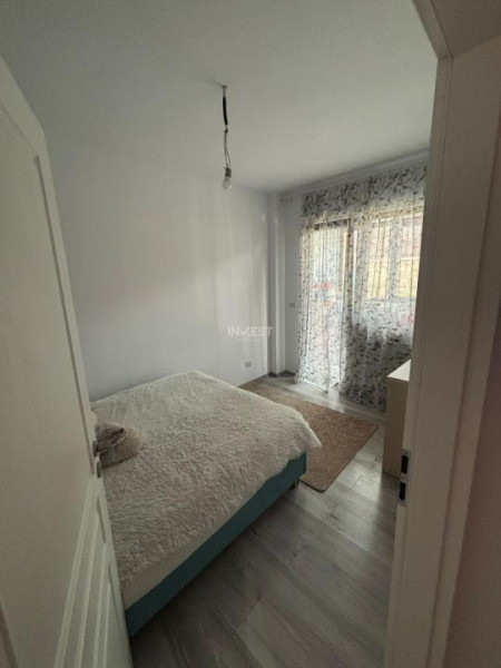 Apartament 3 camere , semidecomandat, loc de parcare si curte de 89 mp