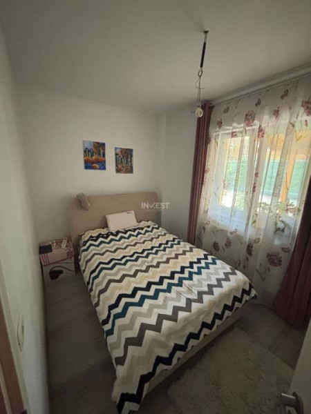 Apartament 3 camere , semidecomandat, loc de parcare si curte de 89 mp