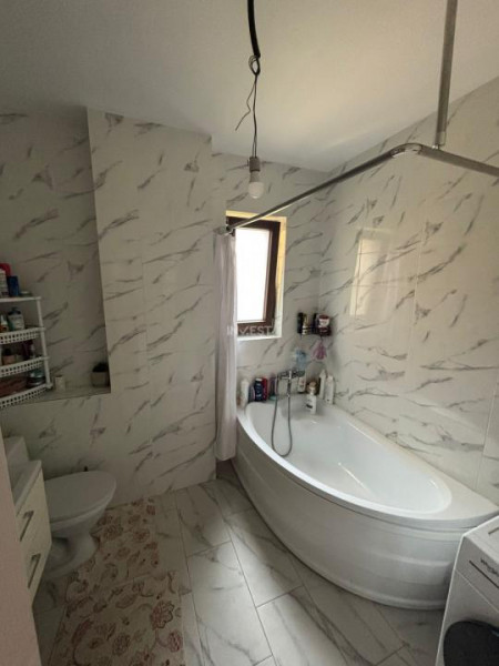 Apartament 3 camere , semidecomandat, loc de parcare si curte de 89 mp