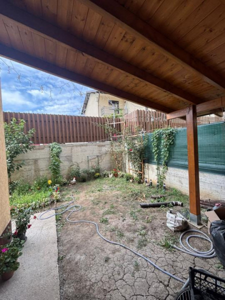 Apartament 3 camere , semidecomandat, loc de parcare si curte de 89 mp