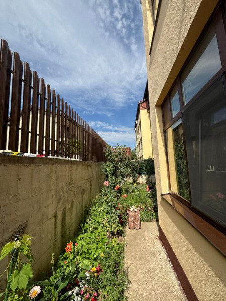 Apartament 3 camere , semidecomandat, loc de parcare si curte de 89 mp