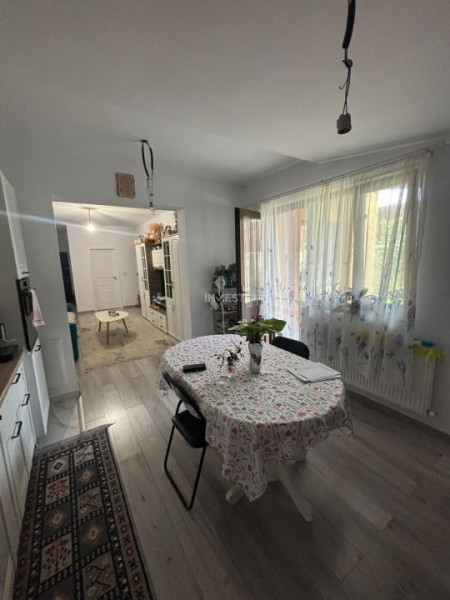 Apartament 3 camere , semidecomandat, loc de parcare si curte de 89 mp