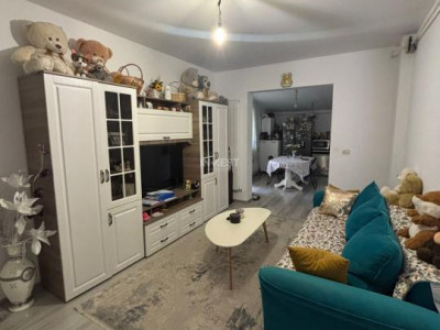 Apartament 3 camere , semidecomandat, loc de parcare si curte de 89 mp