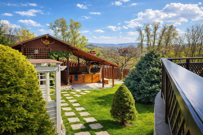 Vilă cu 7 camere și 825 mp teren în cartierul Bucium-Iasi