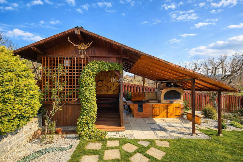 Vilă cu 7 camere și 825 mp teren în cartierul Bucium-Iasi