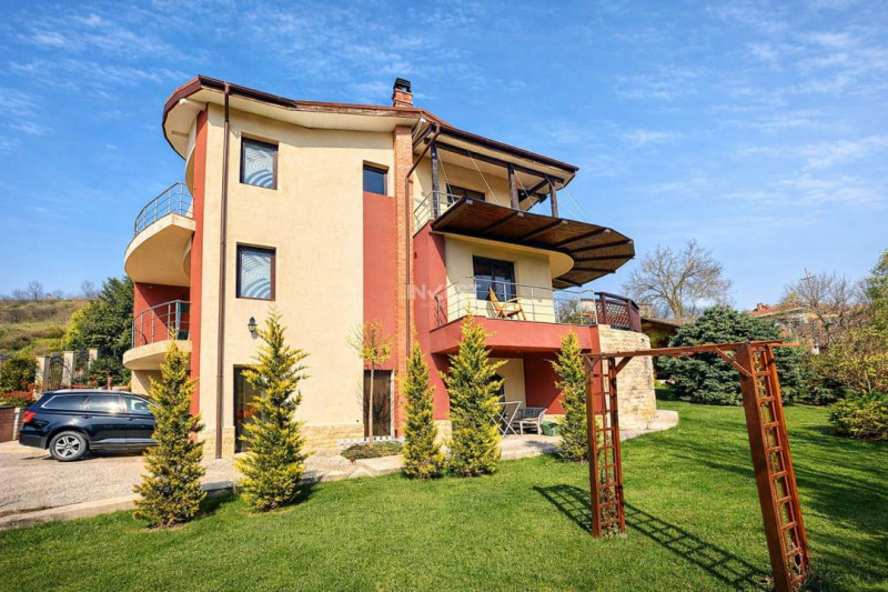 Vilă cu 7 camere și 825 mp teren în cartierul Bucium-Iasi