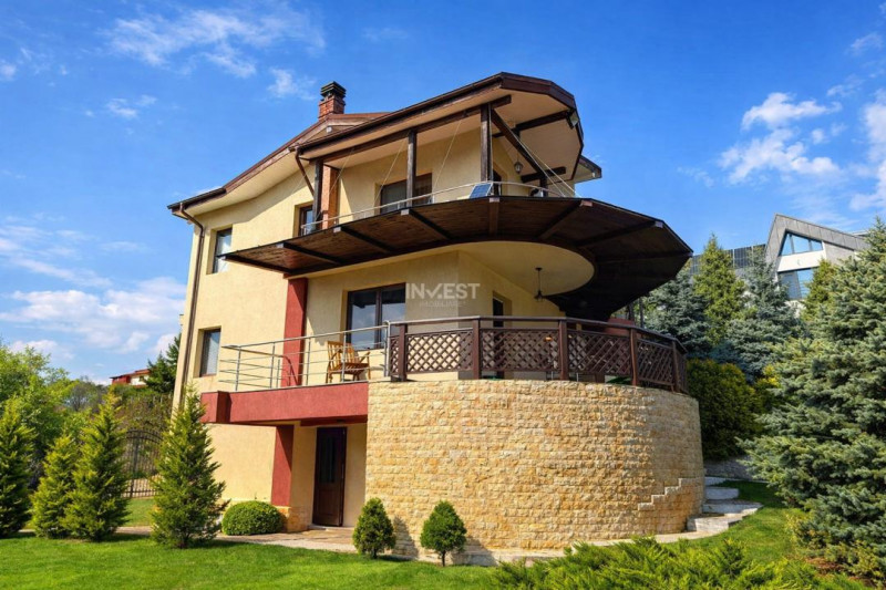 Vilă cu 7 camere și 825 mp teren în cartierul Bucium-Iasi