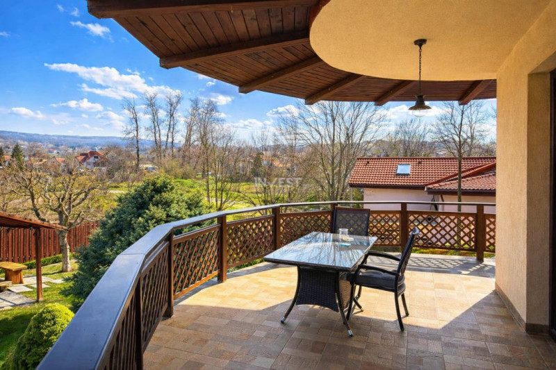 Vilă cu 7 camere și 825 mp teren în cartierul Bucium-Iasi