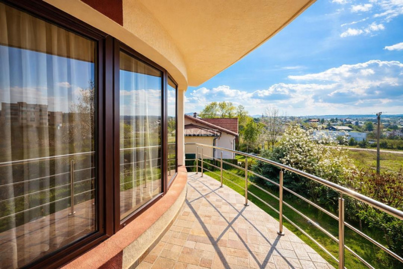 Vilă cu 7 camere și 825 mp teren în cartierul Bucium-Iasi