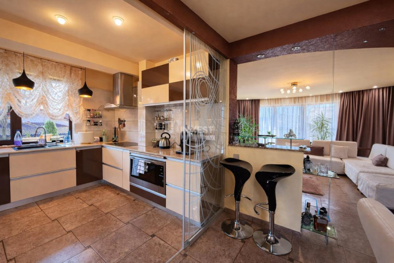 Vilă cu 7 camere și 825 mp teren în cartierul Bucium-Iasi