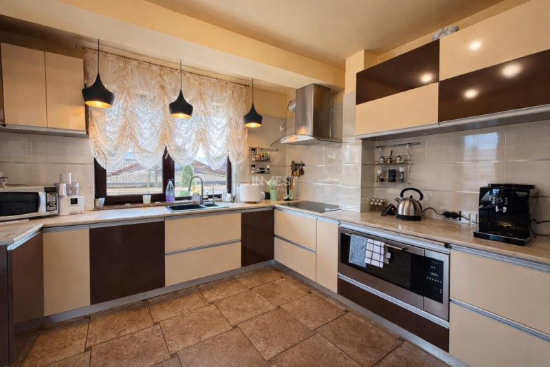 Vilă cu 7 camere și 825 mp teren în cartierul Bucium-Iasi