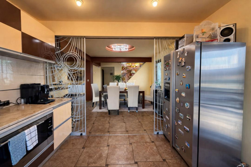 Vilă cu 7 camere și 825 mp teren în cartierul Bucium-Iasi