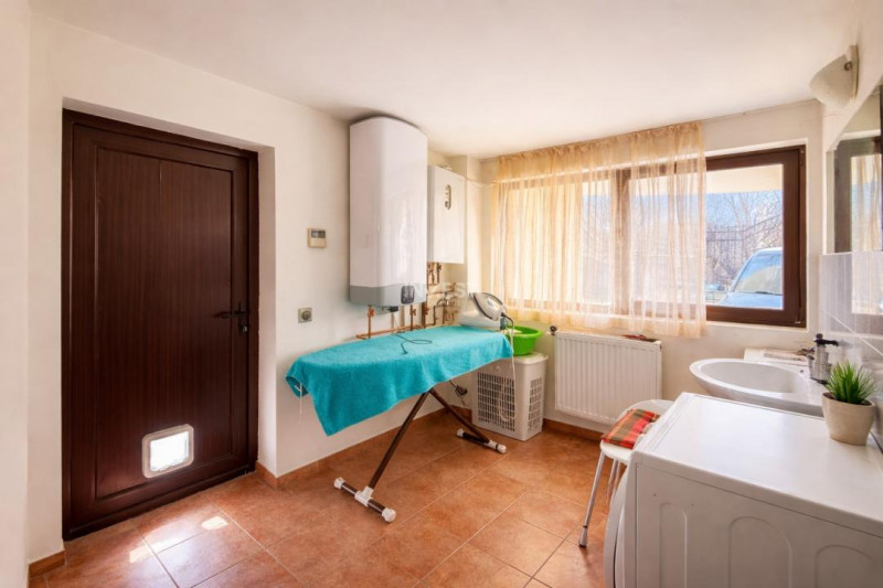 Vilă cu 7 camere și 825 mp teren în cartierul Bucium-Iasi