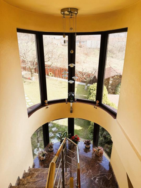 Vilă cu 7 camere și 825 mp teren în cartierul Bucium-Iasi