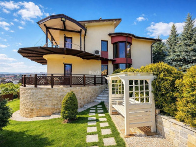 Vilă cu 7 camere și 825 mp teren în cartierul Bucium-Iasi